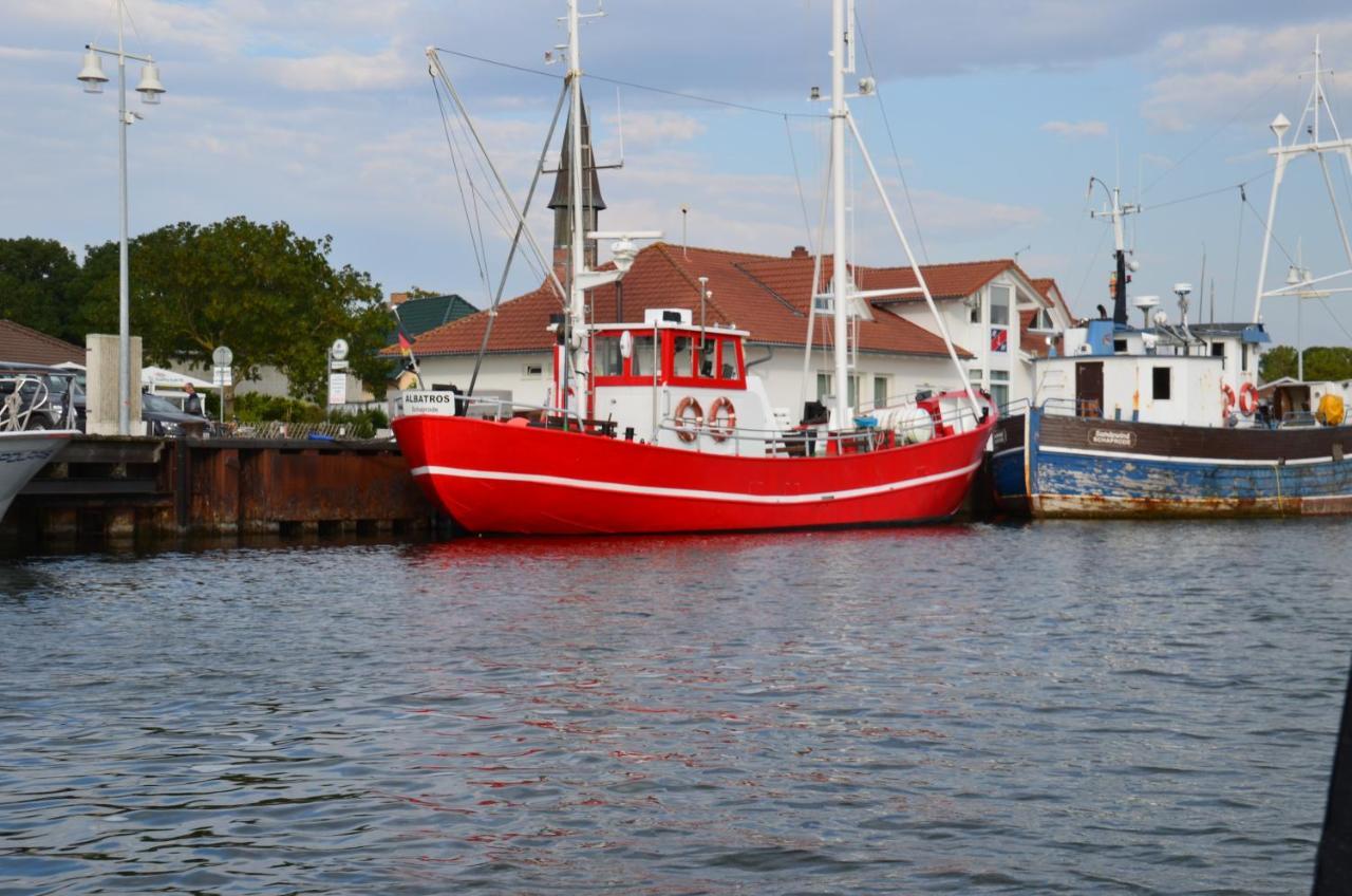 Reetferienhaus - Schaprode Hafen Esterno foto